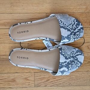 NWT Torrid Flat Snakeskin Print Sandals - Size 11 Wide